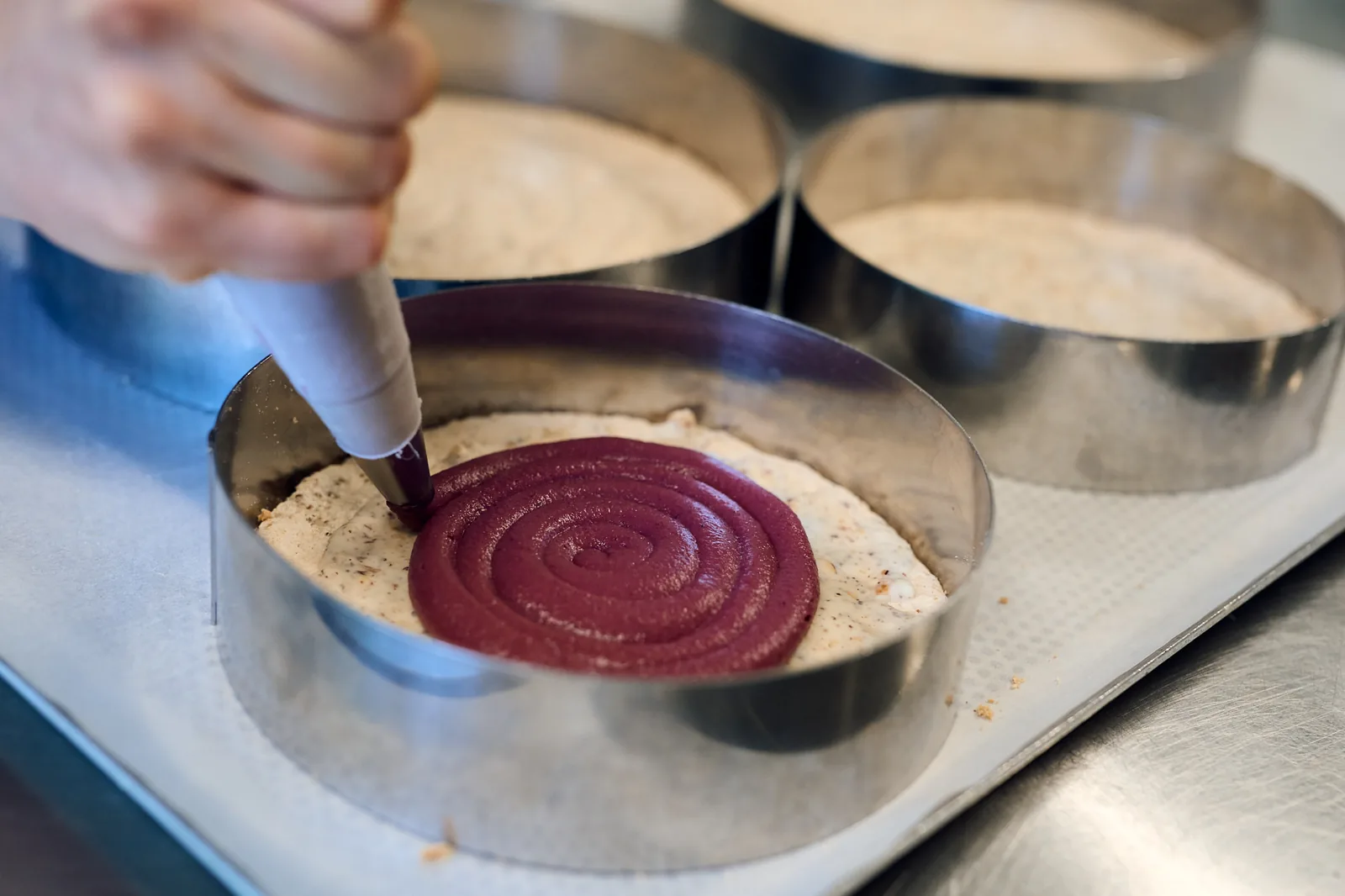 Montage d'un entremets en cercle, atelier de pâtisserie Art & Gourmandise