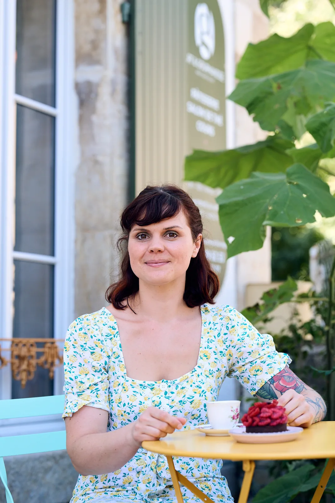 Portrait en terrasse devant la boutique Art & Gourmandise