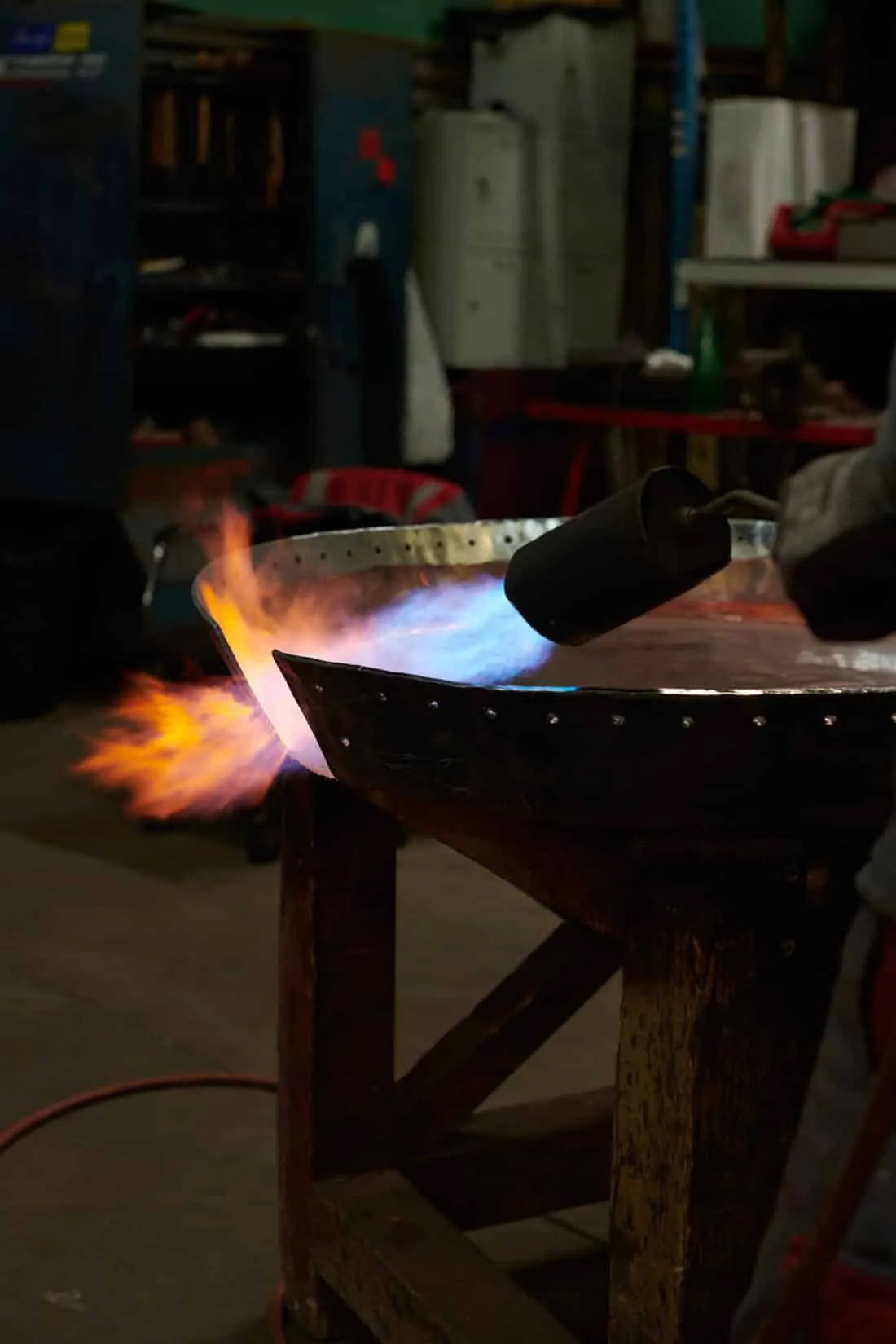 Chauffe d'un tonneau à la flamme en atelier