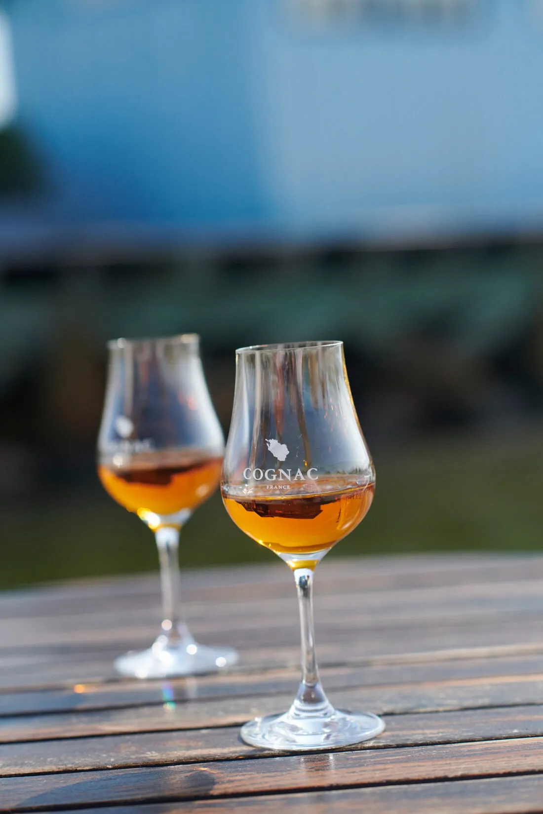 Verres de cognac dégustation terrasse Charentes