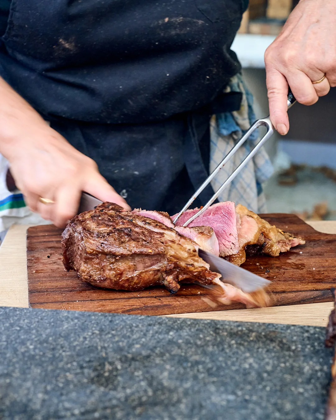 Découpe d'une côte de bœuf grillée au feu de bois, restaurant La Cheminée de Mamie