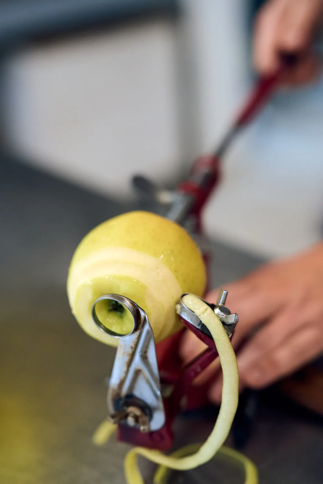 Épluchage à l'économe en cuisine, restaurant La Cheminée de Mamie