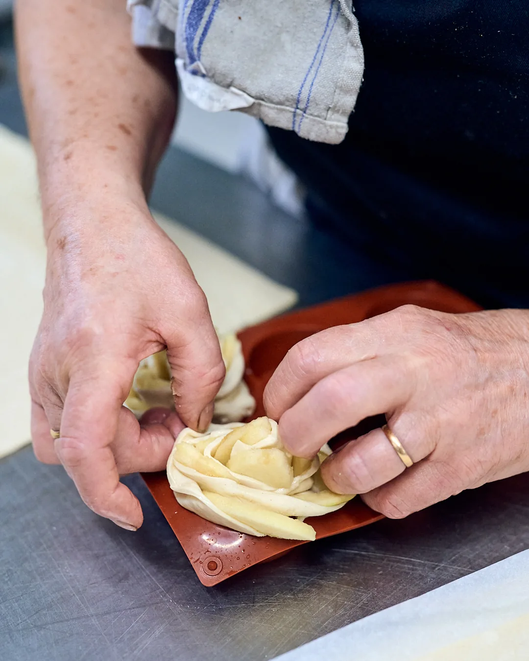 Mains façonnant une pâte en cuisine, restaurant La Cheminée de Mamie