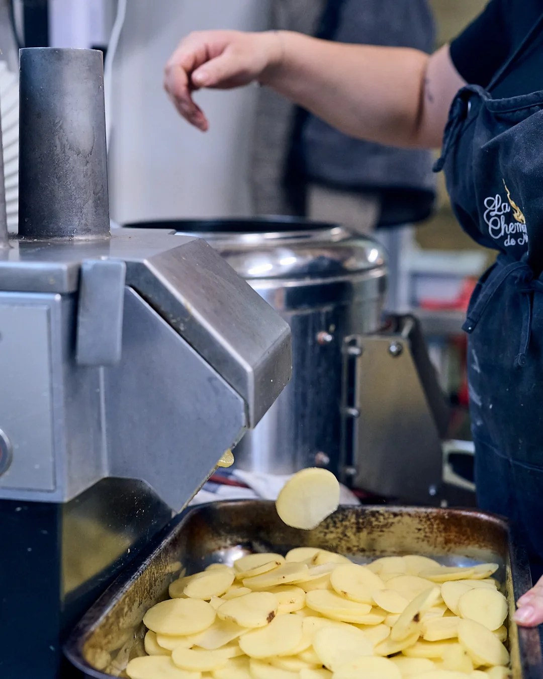 Pommes de terre à la trancheuse en cuisine, restaurant La Cheminée de Mamie