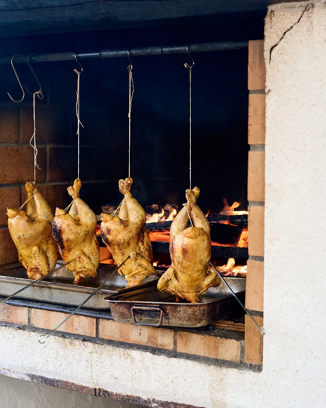 Volailles à la broche dans l'âtre du restaurant La Cheminée de Mamie, Pays Basque