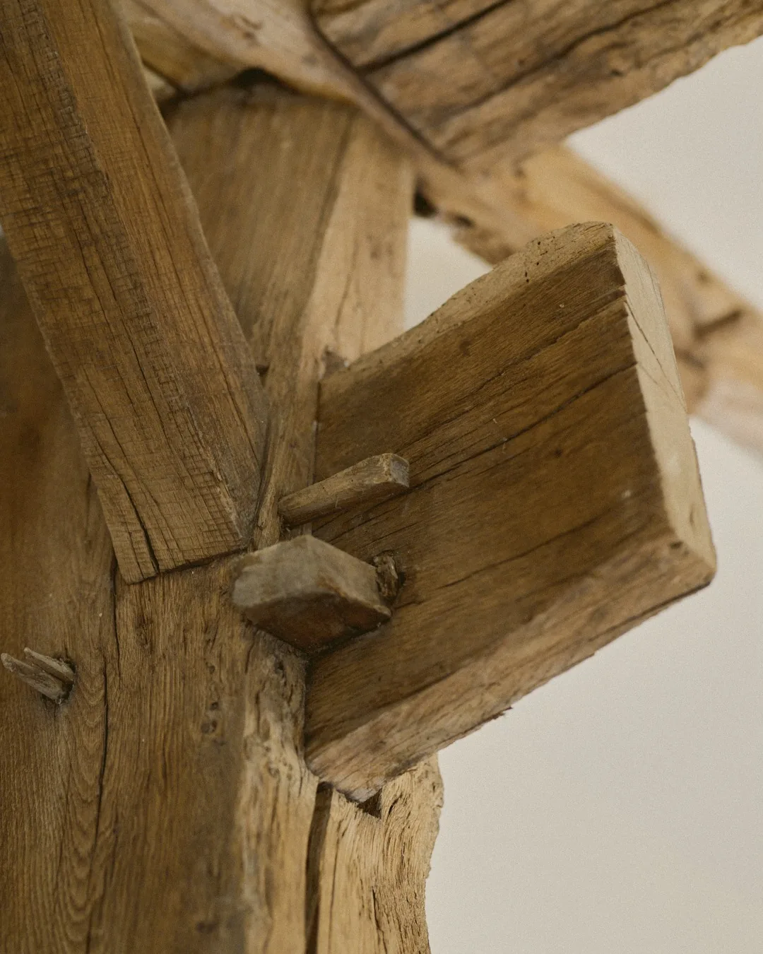 Assemblage de charpente en bois ancien, Moulin de Pouyhéré, Landes de Gascogne