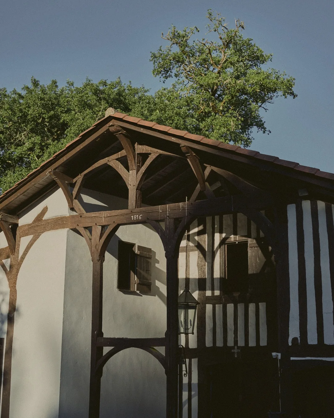 Auvent à charpente traditionnelle du Moulin de Pouyhéré, Landes de Gascogne