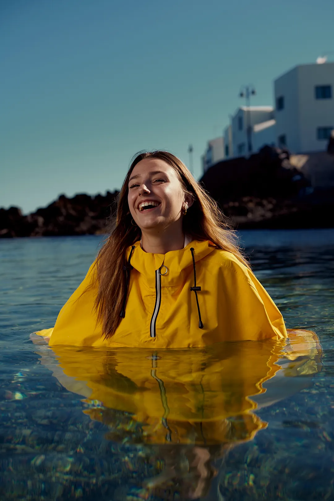 Portrait mode poncho jaune bord de mer shooting éditorial