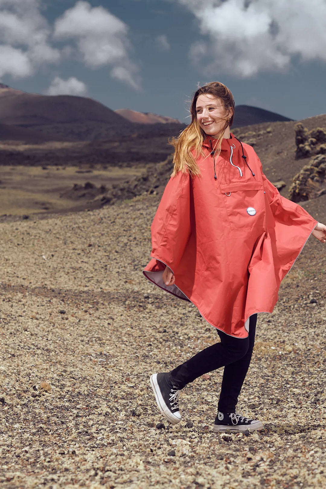 Portrait mode poncho rouge volcan Lanzarote