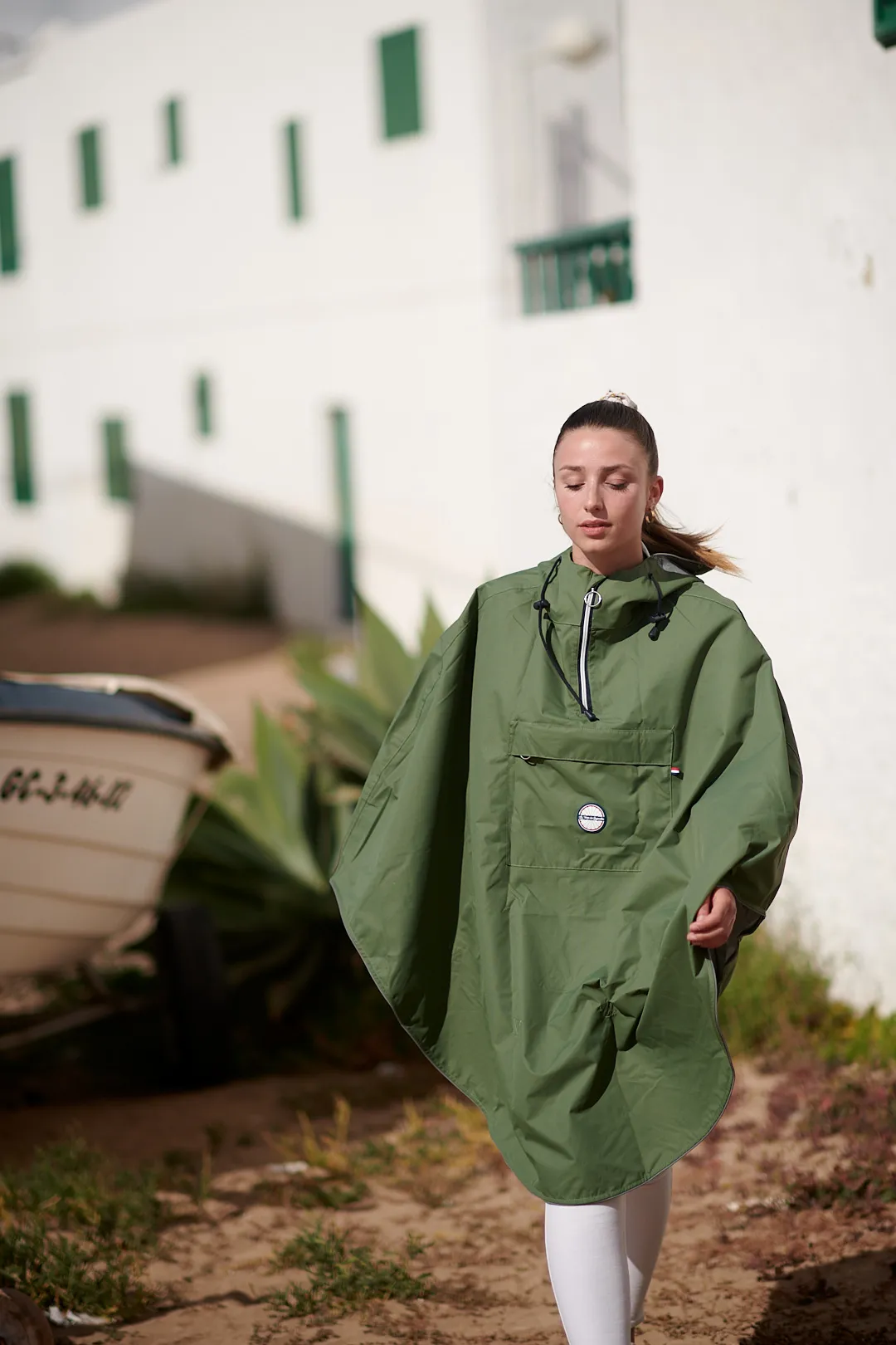 Portrait mode poncho vert village bord de mer