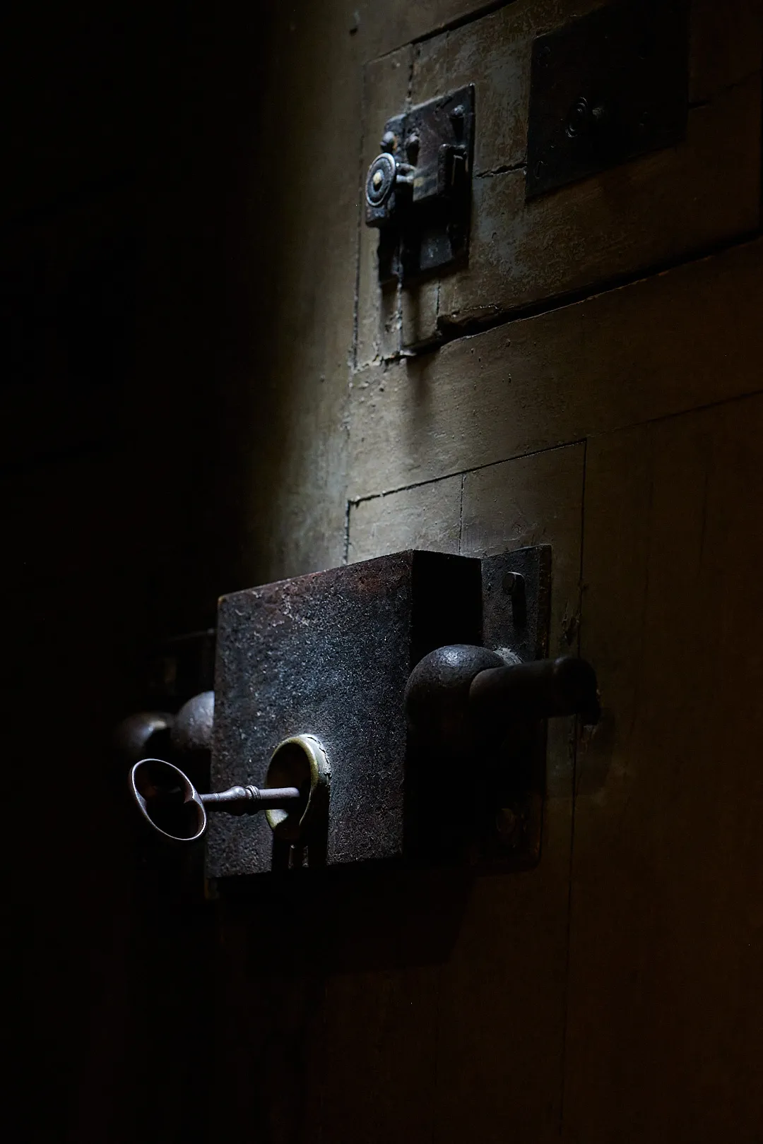 Serrure ancienne et sa clé sur la porte d'un chai
